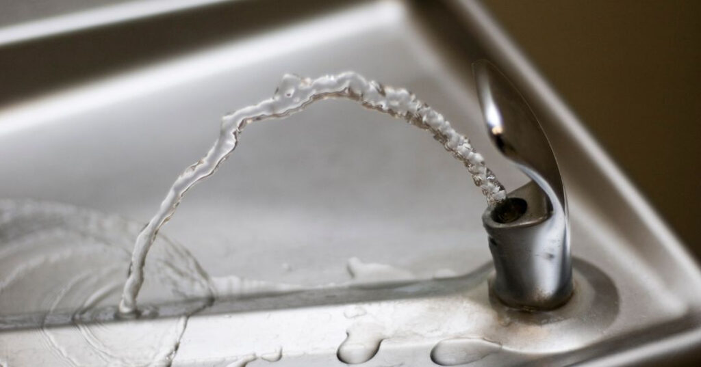 Conserto de Bebedouro em São José dos Campos | Assistência Perto de Mim vazamento de agua no bebedouro